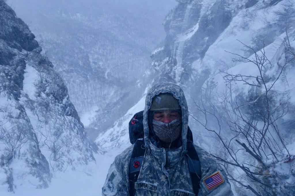 莫特利站在山地作战学校的雪地里